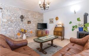 Zdjęcie z galerii obiektu 5 Bedroom Lovely Home In Kuzinici w mieście Divšići