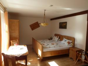 Giường trong phòng chung tại Pension Untere Mühle