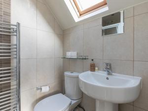 Bilik mandi di Pass the Keys Idyllic Home in Picturesque Village of Wraysbury +26 gambar