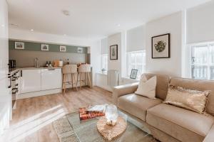 a living room with a couch and a kitchen at The Square Central Shrewsbury in Shrewsbury +35 photos
