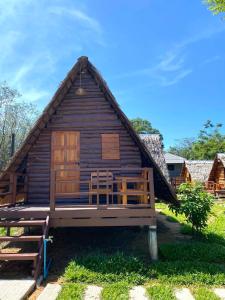 a cabin with a thatched roof at Phu Aunna in Ko Phayam