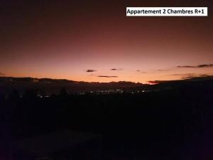 Pogled na izlazak ili zalazak sunca iz ili blizu apartmana