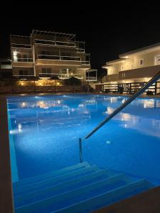 Bazén v ubytování Three Stars Hotel nebo v jeho okolí