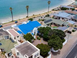 an overhead view of a house with a blue umbrella at Jane's Guesthouse in Saldanha