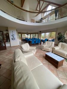 Au Charme du Lac Espace bien être et Piscine chauffé proche parc et restaurant du casino的休息区