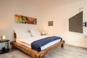a bedroom with a bed and a painting on the wall at Boardinghouse Hohenzollern in Berlin