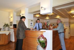 een groep mannen aan een bar bij Landgasthof Seelust in Egnach