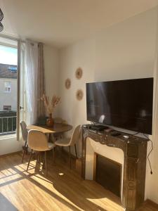 TV a/nebo společenská místnost v ubytování Chambre chez l'habitant proche de paris