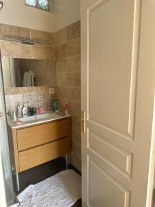 Koupelna v ubytování Chambre chez l'habitant proche de paris