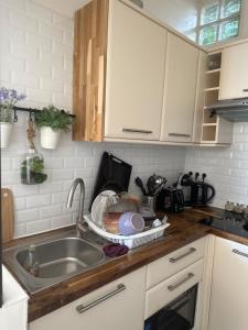 Kuchyň nebo kuchyňský kout v ubytování Chambre chez l'habitant proche de paris