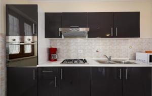 Kuchnia lub aneks kuchenny w obiekcie Three-Bedroom Holiday Home In Kmacici