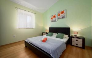 Łóżko lub łóżka w pokoju w obiekcie Three-Bedroom Holiday Home In Kmacici