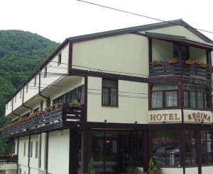 Nespecifikovaný výhled na hory nebo výhled na hory při pohledu z hotelu