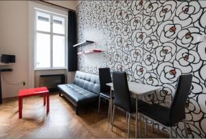 ブダペストにあるスパーラウル アパートメンツのリビングルーム(ソファ、テーブル、椅子付)