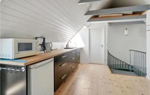 Kuchyň nebo kuchyňský kout v ubytování Stunning Home In Sejerø With Kitchen
