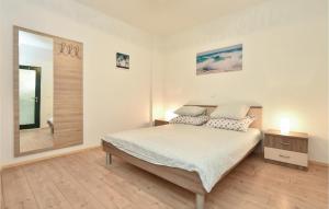 Posteľ alebo postele v izbe v ubytovaní Lovely Apartment In Seget Donji