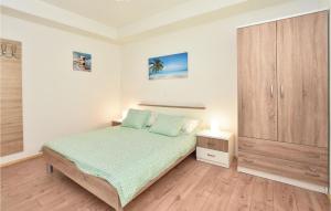 Posteľ alebo postele v izbe v ubytovaní Lovely Apartment In Seget Donji
