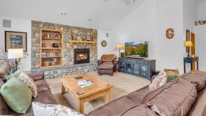 Una sala de estar con un sofá y una chimenea. en Gosling - Unit 6, en Sunriver