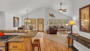Una cocina y una sala de estar con ventilador de techo. en Gosling - Unit 6, en Sunriver