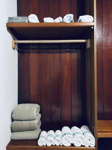 a group of towels on a shelf in a room at Pousada Dona Tereza in Mâncio Lima