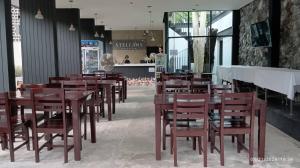 沙美岛Stellars Samed Resort的用餐室配有木桌和椅子