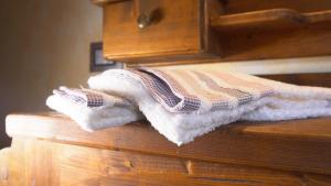 une pile de serviettes assises sur un comptoir en bois dans l'établissement Monica's apartment Viola, à Sauze dʼOulx