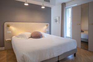 Postel nebo postele na pokoji v ubytování Hôtel le XIX