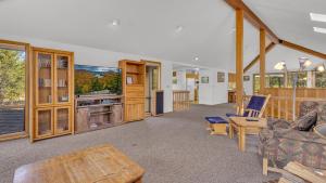 sala de estar con muebles y cocina en White Elm - Unit 15, en Sunriver