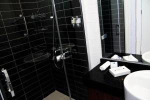 A bathroom at Holiday Inn Express Istanbul-Altunizade, an IHG Hotel