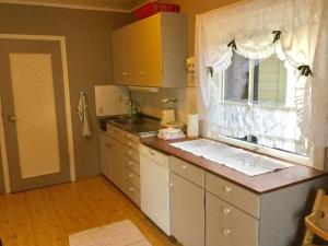 una cocina con encimera y ventana. en Oceanview House Ideal for Peaceful Holidays, en Venøya 20 fotos más