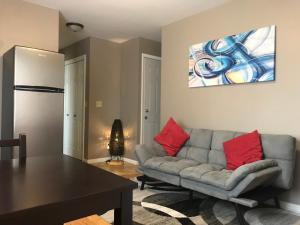 迪比克Private king suite的客厅里有一张沙发和一张桌子。