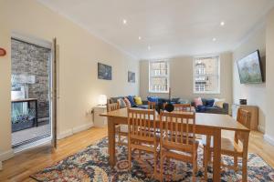 a living room with a table and a couch at The Αnchor - Κing's Cross ZONE 1! in London