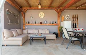 Posezení v ubytování Two-Bedroom Holiday Home In Valtura