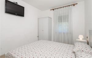 Postel nebo postele na pokoji v ubytování 3 Bedroom Nice Apartment In Cres