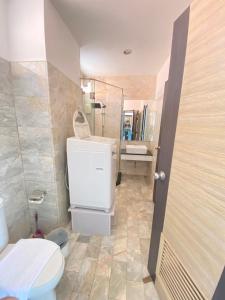Ένα μπάνιο στο Stunning 60 sqm Studio at NaiHarn Beach Condo, Walk to Beach, Your Tropical Retreat! +6 φωτογραφίες