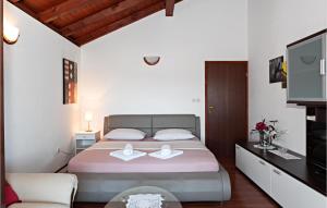 Posteľ alebo postele v izbe v ubytovaní Awesome Home In Tisno With Wifi