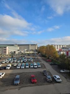 ストラスブールにある303 - Strasbourg appartement Green refait à neufの建物の前に車を駐車した駐車場