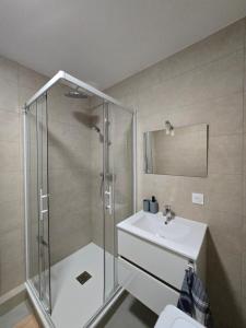 ストラスブールにある303 - Strasbourg appartement Green refait à neufのシャワーと洗面台付きのバスルーム +15枚の写真