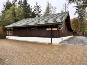 un gran edificio de madera con un cartel. en Chalet Four Seasons, en Durbuy 22 fotos más