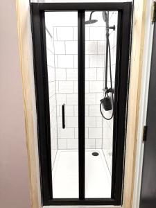 ein Badezimmer mit Dusche mit Glastür in der Unterkunft Beautiful En-suite room by Hostara Homes in London + 7 Fotos