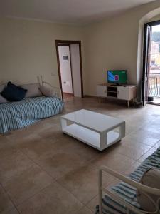 TV a/nebo společenská místnost v ubytování Appartamento Bosa