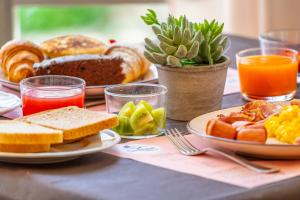 une table garnie d'assiettes de nourriture et de boissons pour le petit-déjeuner dans l'établissement Hotel Selene - Vista Mare, à Riccione 46 autres photos