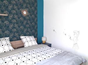 Łóżko lub łóżka w pokoju w obiekcie L'artistique, 4 lits, 2 chambres, stationnement gratuit, spacieux, atypique