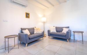 two chairs and a lamp in a living room at Duplex SPA & Détente en Hyper-Centre avec Parking Privé in Paray-le-Monial +27 photos