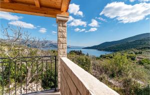 Elle comprend un balcon offrant une vue sur le lac. dans l'établissement 1 Bedroom Cozy Apartment In Kneze, à Pupnat
