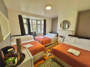 Postel nebo postele na pokoji v ubytování Twin Tower Hotel
