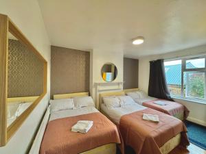 Postel nebo postele na pokoji v ubytování Twin Tower Hotel