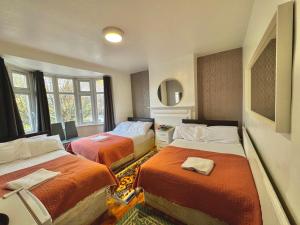 Postel nebo postele na pokoji v ubytování Twin Tower Hotel