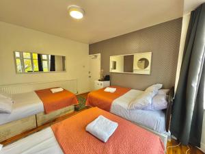 Postel nebo postele na pokoji v ubytování Twin Tower Hotel