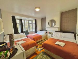 Postel nebo postele na pokoji v ubytování Twin Tower Hotel